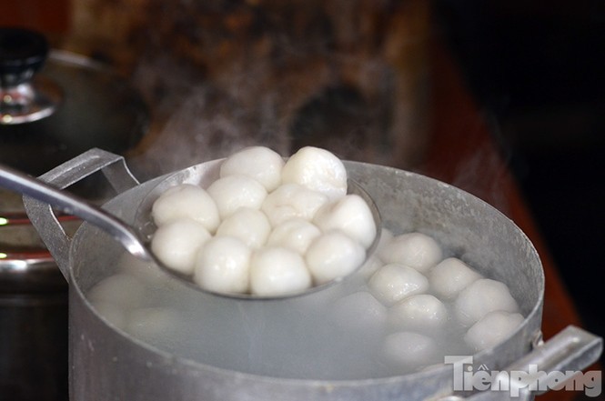 Dân Hà thành xếp hàng dài mua bánh đón Tết Hàn thực - ảnh 11