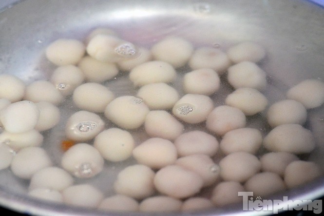 Dân Hà thành xếp hàng dài mua bánh đón Tết Hàn thực - ảnh 12
