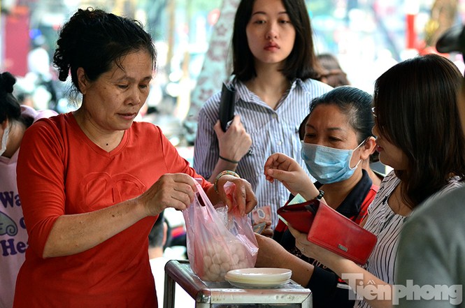 Dân Hà thành xếp hàng dài mua bánh đón Tết Hàn thực - ảnh 16