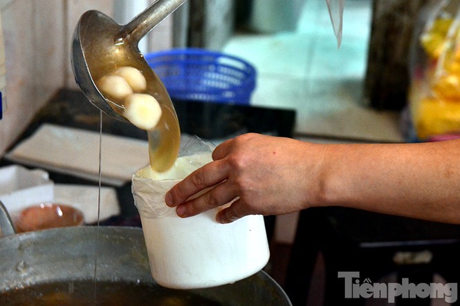 Dân Hà thành xếp hàng dài mua bánh đón Tết Hàn thực - ảnh 5