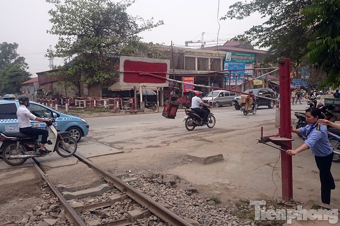 Nhân viên gác chắn uất nghẹn kể chuyện dân tự ý mở rào - ảnh 3