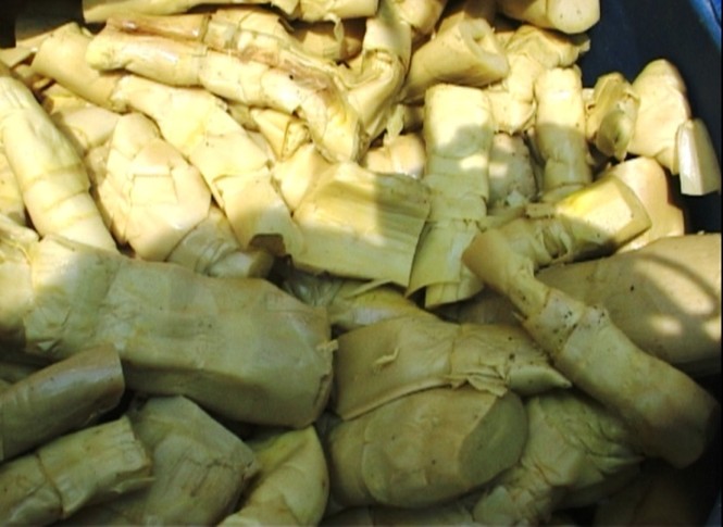 Thu giữ hai tấn măng bốc mùi không rõ nguồn gốc - ảnh 1