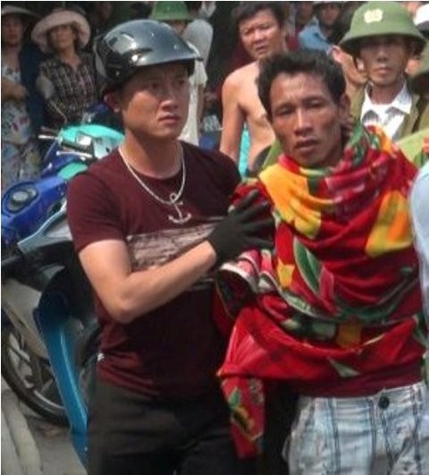 Nghẹt thở giải cứu người bị kẻ ''ngáo đá” khống chế trên xe máy - ảnh 2