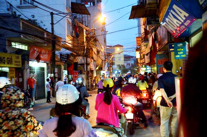 Hà Nội: Nam thanh niên ‘dạo chơi’ trên đường dây điện - ảnh 1