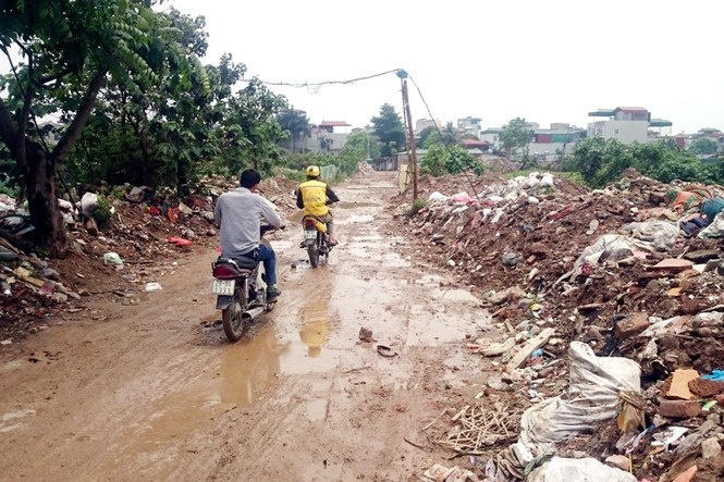 Rác thải xây dựng đang ‘bức tử’ hồ nước ở Thủ đô - ảnh 12