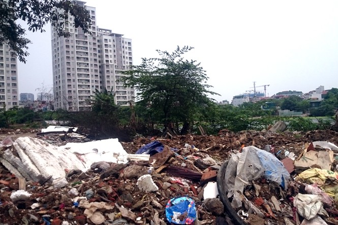 Rác thải xây dựng đang ‘bức tử’ hồ nước ở Thủ đô - ảnh 11