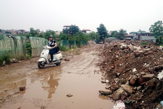 Rác thải xây dựng đang ‘bức tử’ hồ nước ở Thủ đô - ảnh 9