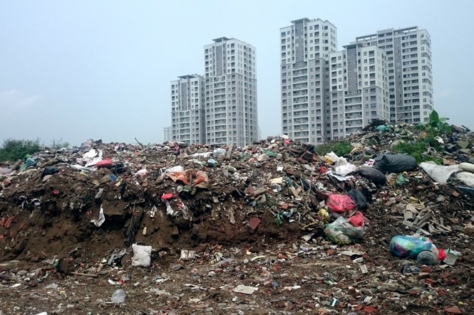Rác thải xây dựng đang ‘bức tử’ hồ nước ở Thủ đô - ảnh 4