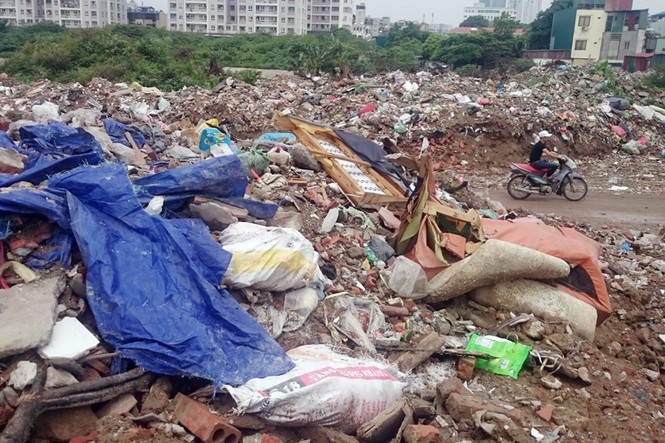 Rác thải xây dựng đang ‘bức tử’ hồ nước ở Thủ đô - ảnh 7