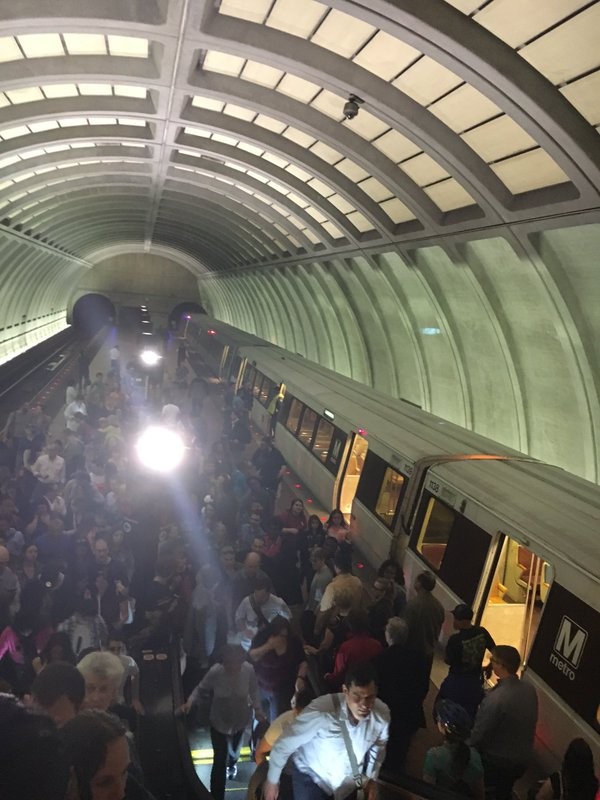 Nổ lớn tại 2 ga tàu điện ngầm ở thủ đô Washington - ảnh 1