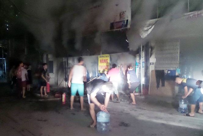 Hà Nội: Cửa hàng quần áo bốc hỏa ngùn ngụt trong đêm - ảnh 1