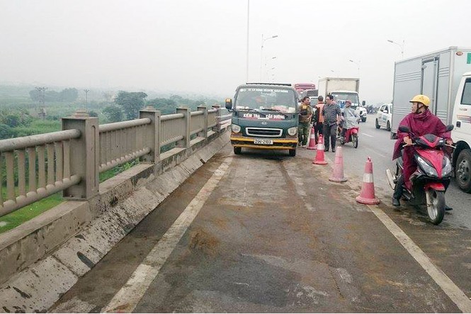 Tài xế xe tải nhập viện sau cú tông tung lan can cầu Vĩnh Tuy - ảnh 3