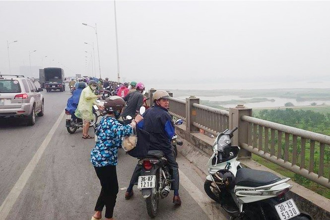 Tài xế xe tải nhập viện sau cú tông tung lan can cầu Vĩnh Tuy - ảnh 1