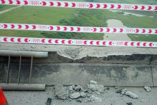 Tài xế xe tải nhập viện sau cú tông tung lan can cầu Vĩnh Tuy - ảnh 2