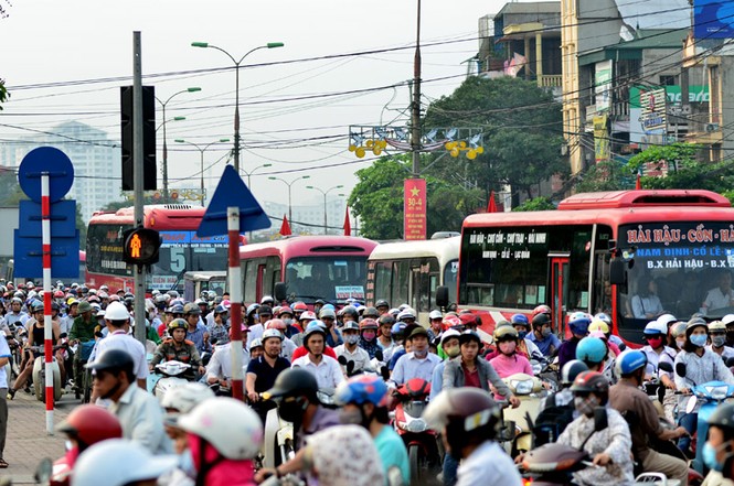Ùn tắc kinh hoàng ở Hà Nội trước kỳ nghỉ lễ - ảnh 9