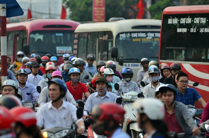 Ùn tắc kinh hoàng ở Hà Nội trước kỳ nghỉ lễ - ảnh 10