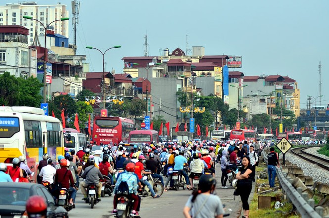 Ùn tắc kinh hoàng ở Hà Nội trước kỳ nghỉ lễ - ảnh 12