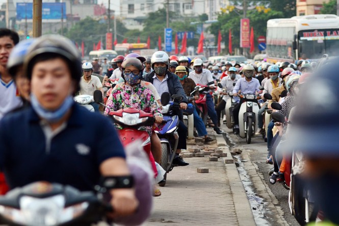 Ùn tắc kinh hoàng ở Hà Nội trước kỳ nghỉ lễ - ảnh 13
