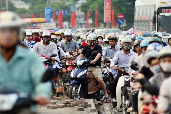 Ùn tắc kinh hoàng ở Hà Nội trước kỳ nghỉ lễ - ảnh 14