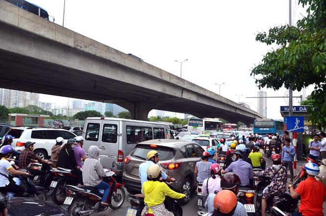 Ùn tắc kinh hoàng ở Hà Nội trước kỳ nghỉ lễ - ảnh 1