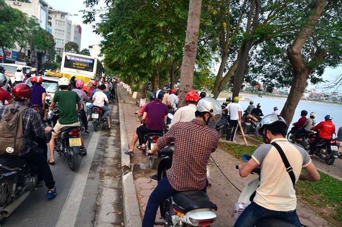 Ùn tắc kinh hoàng ở Hà Nội trước kỳ nghỉ lễ - ảnh 8