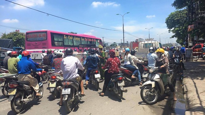 Cột điện cháy như đuốc, đường Giải Phóng ùn tắc kéo dài - ảnh 1