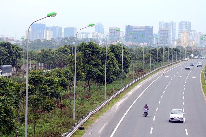 Chi 53 tỷ đồng cắt cỏ, tỉa cây: Đại lộ Thăng Long vẫn như 'rừng' - ảnh 12