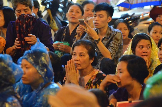 Hà Nội: Nghìn người đội mưa dự lễ Vu Lan - ảnh 1