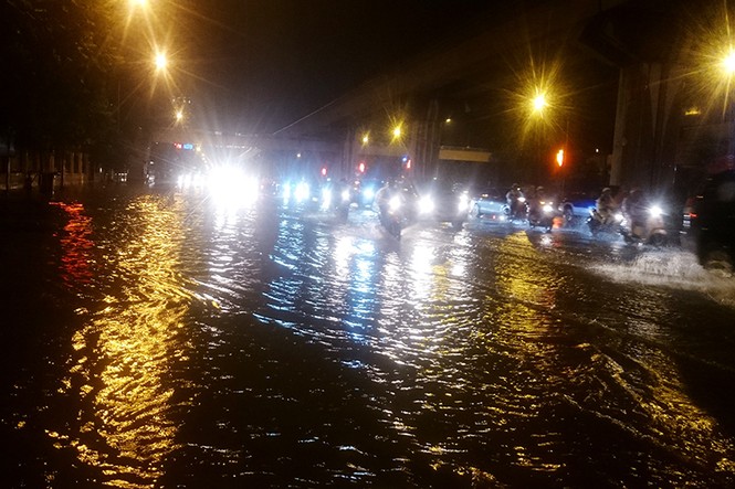 Hà Nội: Mưa lớn nhiều tuyến đường ùn tắc, ngập sâu nửa mét - ảnh 4