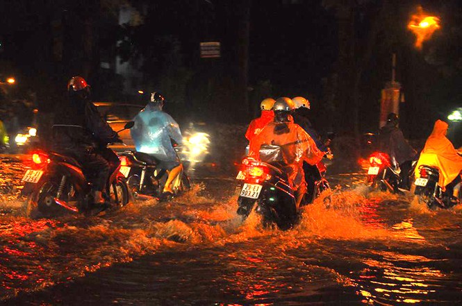 Hà Nội: Mưa lớn nhiều tuyến đường ùn tắc, ngập sâu nửa mét - ảnh 12