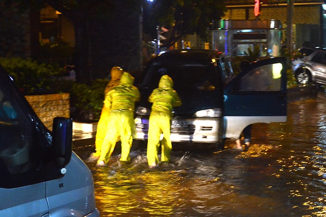 Hà Nội: Mưa lớn nhiều tuyến đường ùn tắc, ngập sâu nửa mét - ảnh 8