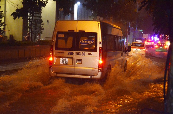 Hà Nội: Mưa lớn nhiều tuyến đường ùn tắc, ngập sâu nửa mét - ảnh 5