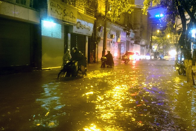 Hà Nội: Mưa lớn nhiều tuyến đường ùn tắc, ngập sâu nửa mét - ảnh 6