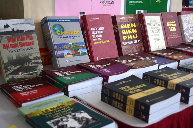 Triển lãm ‘Sách với cán bộ, chiến sĩ Công an nhân dân’ - ảnh 4