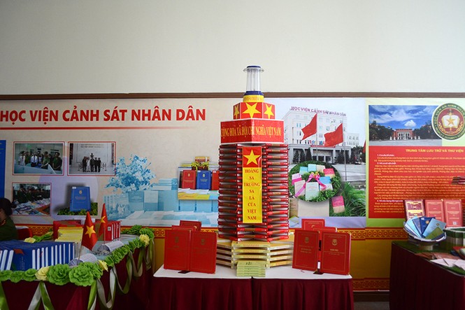 Triển lãm ‘Sách với cán bộ, chiến sĩ Công an nhân dân’ - ảnh 2