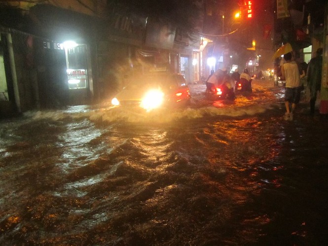 Hà Nội: Mưa lớn nhiều tuyến đường ùn tắc, ngập sâu nửa mét - ảnh 1