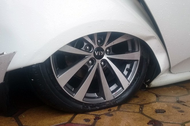 Cổ thụ đổ đè nát xế hộp trên phố Hai Bà Trưng trước bão - ảnh 5