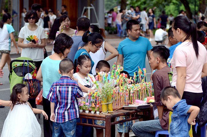 Rộn ràng phố đi bộ Hồ Gươm ngày Quốc khánh - ảnh 12