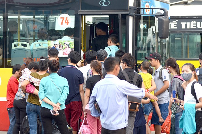 Người dân lỉnh kỉnh đồ đạc trở về Thủ đô sau nghỉ lễ - ảnh 12