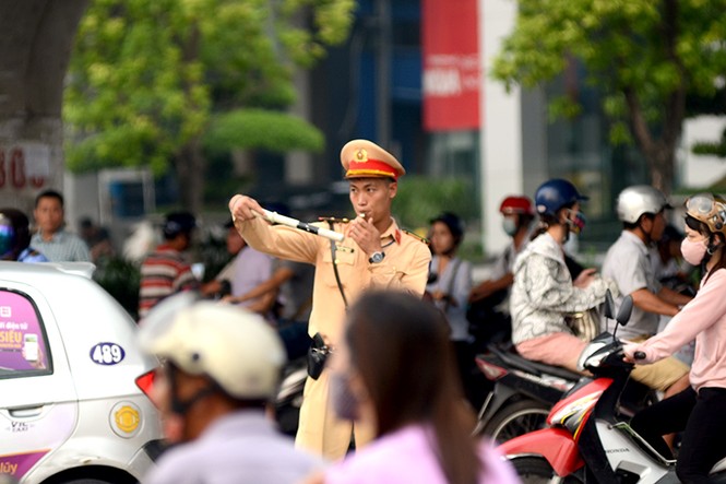Người dân lỉnh kỉnh đồ đạc trở về Thủ đô sau nghỉ lễ - ảnh 13