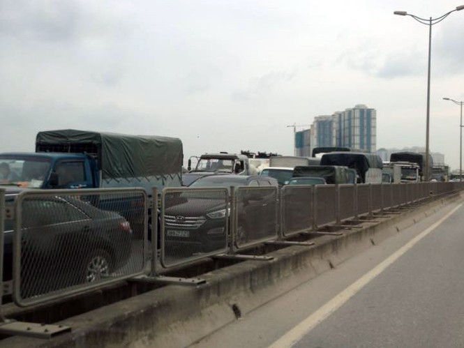 Ô tô tải cháy ngùn ngụt, đường vành đai 3 ùn ứ kéo dài - ảnh 1