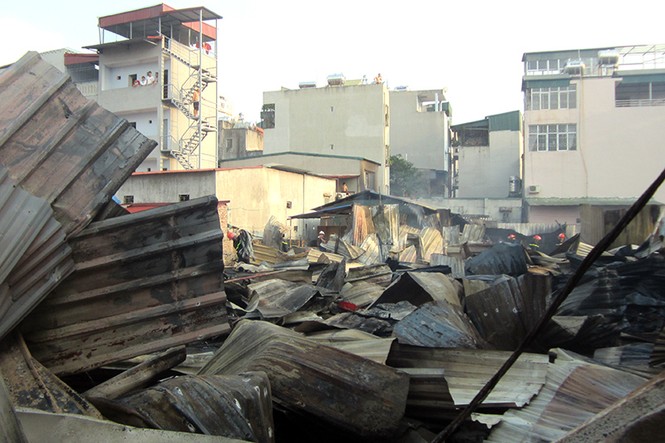 Khu lán công nhân tan hoang sau 1 giờ chìm trong lửa đỏ - ảnh 11