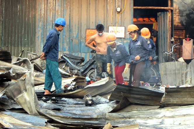 Khu lán công nhân tan hoang sau 1 giờ chìm trong lửa đỏ - ảnh 10