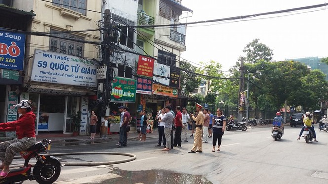 Cháy lớn tại ngôi nhà cao tầng trên phố Quốc Tử Giám - ảnh 1
