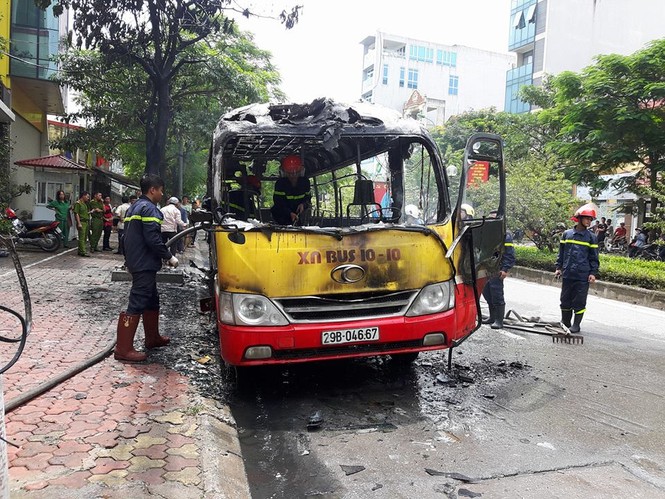 Xe buýt cháy trơ khung trên đường Lạc Long Quân - ảnh 1