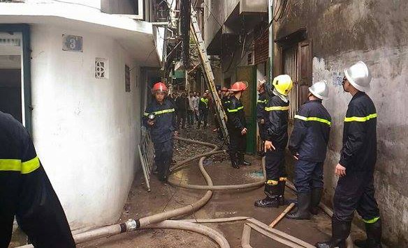 Lửa bao trùm căn nhà trong ngõ, thiêu rụi nhiều tài sản - ảnh 1