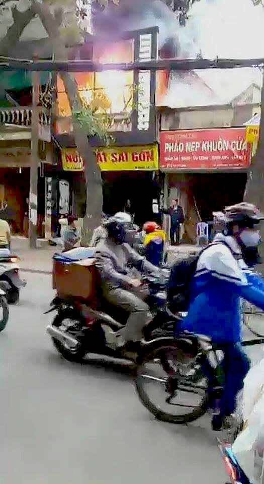 Cháy lớn thiêu rụi cửa hàng đồ gỗ trên đường Đê La Thành - ảnh 2