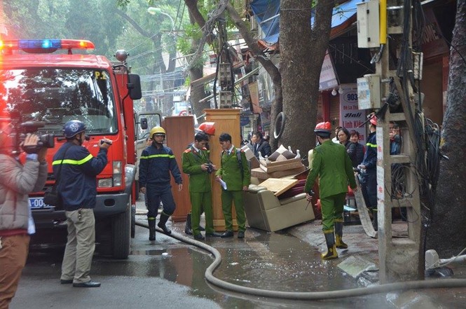 Cháy lớn thiêu rụi cửa hàng đồ gỗ trên đường Đê La Thành - ảnh 6