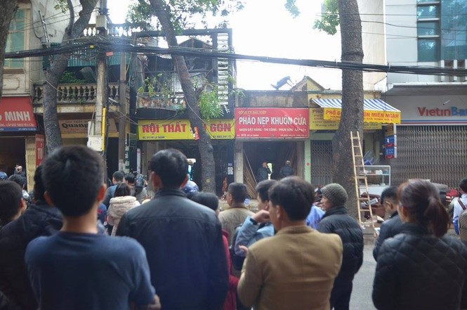 Cháy lớn thiêu rụi cửa hàng đồ gỗ trên đường Đê La Thành - ảnh 1