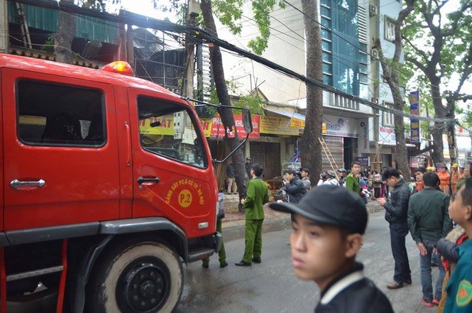 Cháy lớn thiêu rụi cửa hàng đồ gỗ trên đường Đê La Thành - ảnh 5